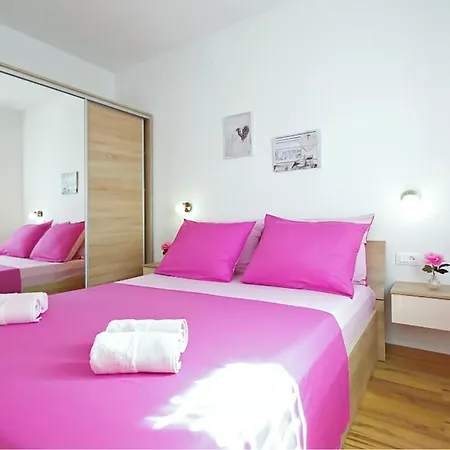 Apartman Gorgeous Apartment In Makarska With Lake View