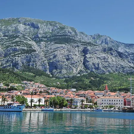 Gorgeous Apartment In Makarska With Lake View *